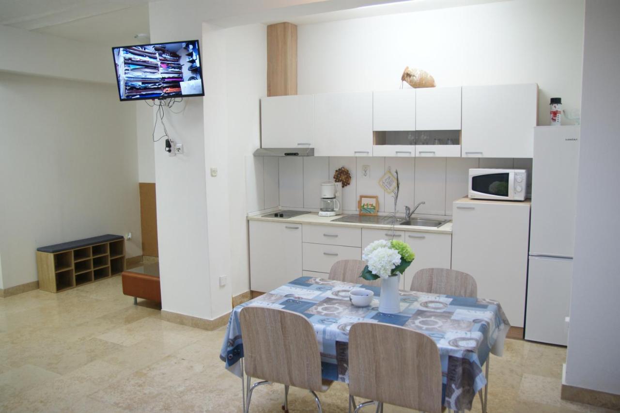 Apartman Ivana พูลา ภายนอก รูปภาพ
